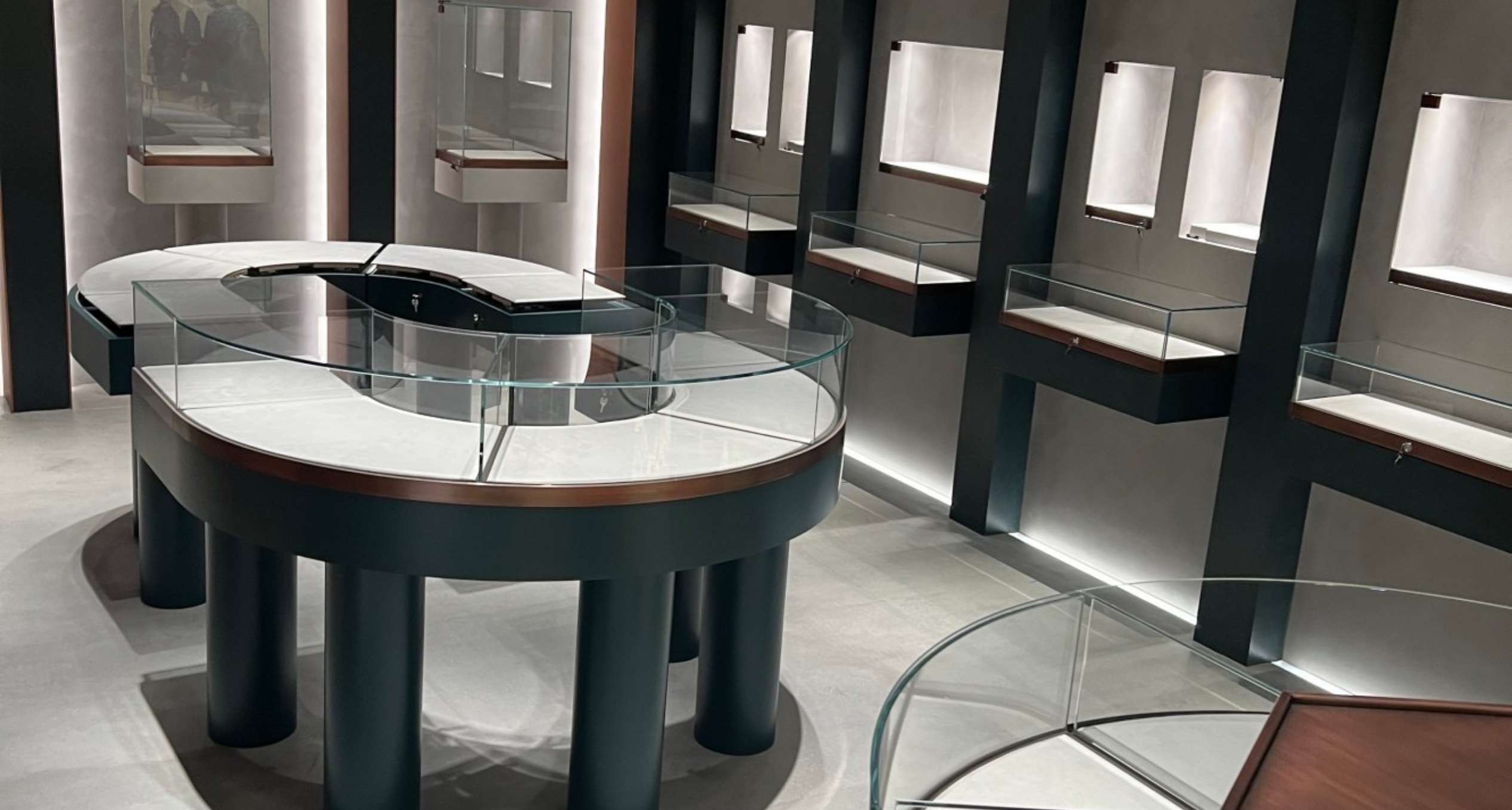 ガラス越しに通りを臨む２層吹抜けの開放的な待合